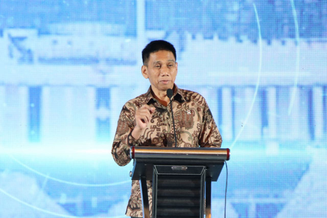 Wamendagri Akhmad Wiyagus memberi sambutan pada Rakor Pengembangan SDM Aparatur Pemerintahan Dalam Negeri di Ballroom Novotel Balikpapan, Kaltim, Kamis (13/11/2025). Foto: Kemendag RI