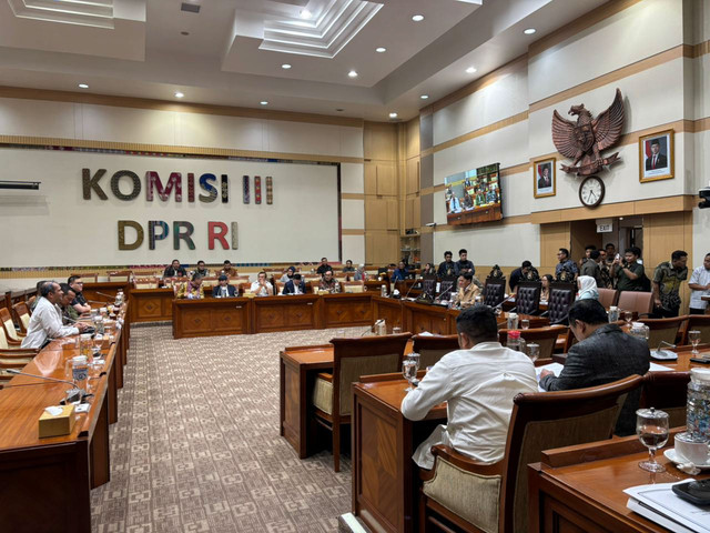 Suasana Rapat Kerja Komisi III DPR RI bersama Mensesneg Prasetyo Hadi dan Wamenkum Eddy Hiariej untuk mengambil keputusan tingkat I RKUHAP di gedung DPR RI, Senayan, Jakarta Pusat pada Kamis (13/11/2025). Foto: Abid Raihan/kumparan