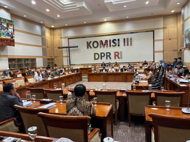 Suasana Rapat Kerja Komisi III DPR RI bersama Mensesneg Prasetyo Hadi dan Wamenkum Eddy Hiariej untuk mengambil keputusan tingkat I RKUHAP di gedung DPR RI, Senayan, Jakarta Pusat pada Kamis (13/11/2025). Foto: Abid Raihan/kumparan