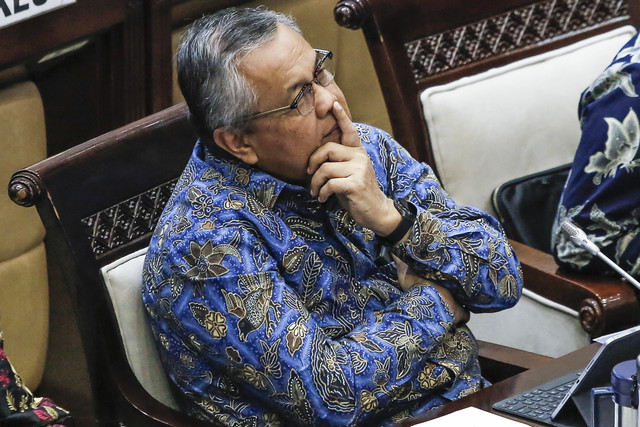 Gubernur Bank Indonesia Perry Warjiyo mengikuti rapat kerja bersama Komisi XI DPR di Kompleks Parlemen, Senayan, Jakarta, Kamis (13/11/2025). Foto: Asprilla Dwi Adha/ANTARA FOTO