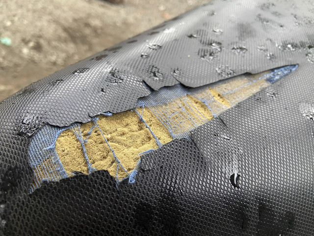 Ilustrasi jok motor robek. Foto: Shutterstock