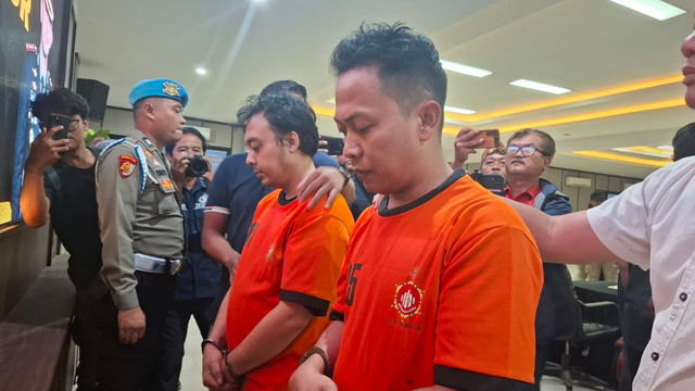 RS dan AH, pelaku pembunuhan dan perampokan terhadap sopir taksi online di Tol Jagorawi ditangkap polisi, Kamis (13/11/2025). Foto: Dok. kumparan