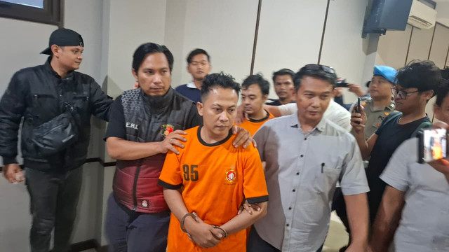 RS dan AH, pelaku pembunuhan dan perampokan terhadap sopir taksi online di Tol Jagorawi ditangkap polisi, Kamis (13/11/2025). Foto: Dok. kumparan