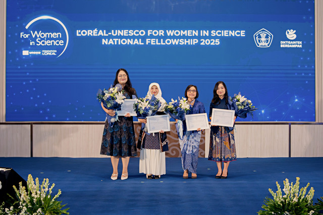L'Oreal-UNESCO For Women In Science 2025 menganugerahkan bantuan pendanaan riset untuk empat perempuan peneliti Indonesia di Gedung Kementerian Pendidikan Tinggi, Sains, dan Teknologi, Jakarta, Selasa (11/11/2025). Foto: Dok. L'Oreal