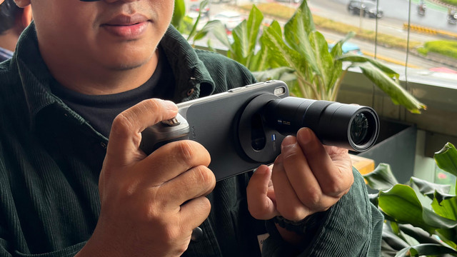 vivo X300 Pro dengan Photography Kit Extender. Foto: kumparan/Kevin S. Kurnianto