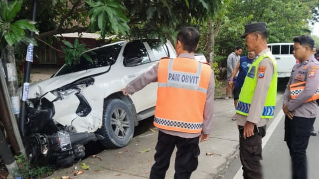 Petugas, saat lakukan olah TKP Kecelakaan lalu-lintas di Jalan Raya Bojonegoro-Cepu, turut wilayah Desa Sudu, Kecamatan Gayam, Jawa Timur. Rabu (12/11/2025) (Aset: Istimewa)
