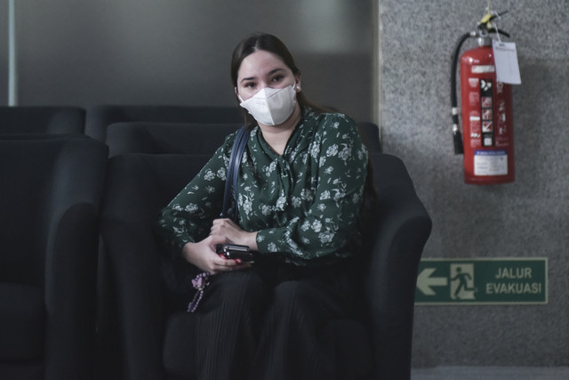 Melissa B Darban menunggu jadwal pemeriksaan di Gedung Merah Putih KPK, Jakarta Selatan, Kamis (13/11/2025). Foto: Fakhri Hermansyah/ANTARA FOTO