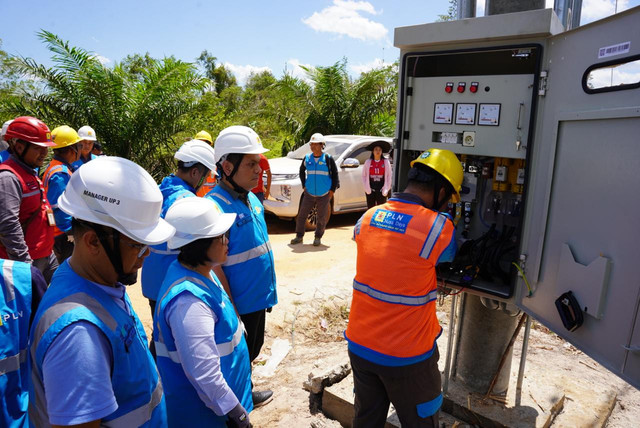 GM PLN UID Kalbar bersama Tim PLN UID Kalbar, memastikan tegangan listrik di gardu sesuai standar PLN, yang nantinya akan disalurkan ke Masyarakat Dusun Mianas. Foto: Dok. PLN UID Kalbar