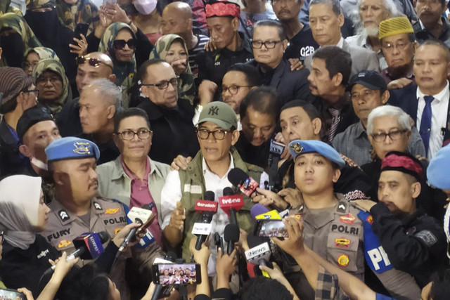 Refly Harun menyampaikan keterangan pers usai mantan Menpora Roy Suryo menjalani pemeriksaan dari Gedung Ditreskrimum di Polda Metro Jaya, Jakarta, Kamis (13/11/2025). Foto: Rachmadi Rasyad/kumparan