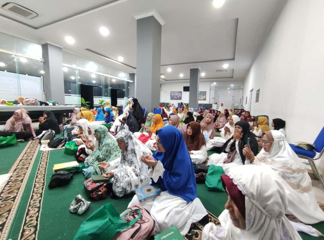 Ratusan peserta wanita lansia melakukan ibadah bersama dalam kegiatan Pesantren Kilat Lansia Akbar. Foto: Dok. Hi!Pontianak