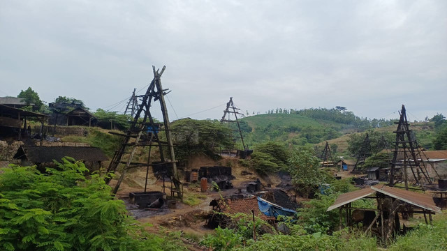 Tim Komite Nasional Geopark Indonesia (KNGI), saat laksanakan kunjungan di Sumur Minyak Tua di Kecamatan Kedewan, Bojonegoro. Kamis (13/11/225) (Aset: imam/beritabojonegoro)