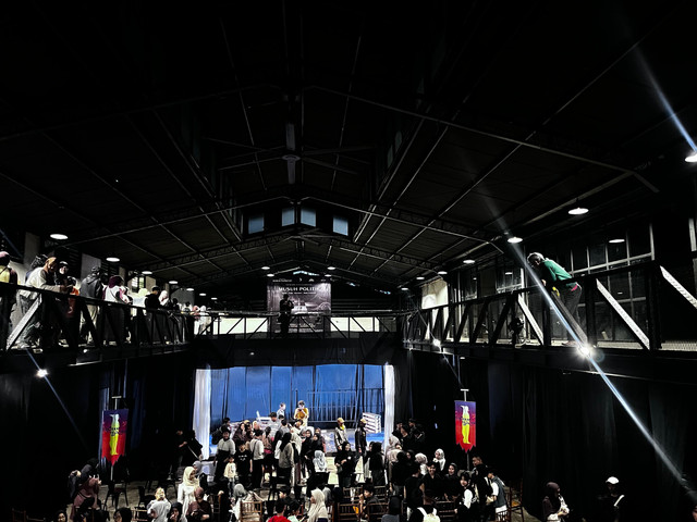 Penonton tampak ramai menonton pertunjukan teater monolog berjudul “LUBANG” di Port 99, Pontianak pada Kamis malam, 13 November 2025. Foto: Dok. Hi!Pontianak