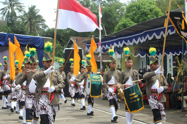 Prajurit Bregada Merti Dusun Padukuhan Sintokan-Jambu Bangkong. Foto: Zainun Fijar Restu/kumparan