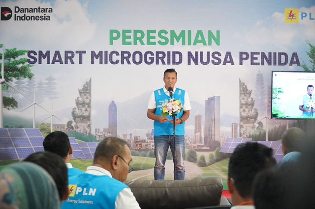 General Manager PLN Unit Induk Distribusi (UID) Bali, Eric Rossi Priyo Nugroho saat meresmikan operasional Smart Microgrid Nusa Penida, Bali. Foto: Dok. PLN