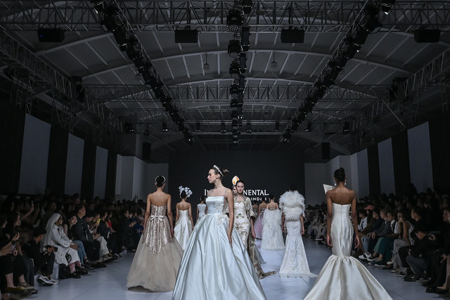 Koleksi Rama Dauhan dan Didi Budiardjo yang melenggang di Jakarta Fashion Week. Foto: JFW 
