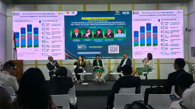Direktur Teknologi, Engineering dan Keberlanjutan PLN, Evy Haryadi (kiri) saat sesi CEO Talk bertajuk "Corporate Climate Leadership for Indonesia’s Net Zero Action through High Integrity Carbon.” forum Conference of the Parties ke-30 (COP30) di Belem, Brasil pada Senin (10/11). Foto: Dok. PLN