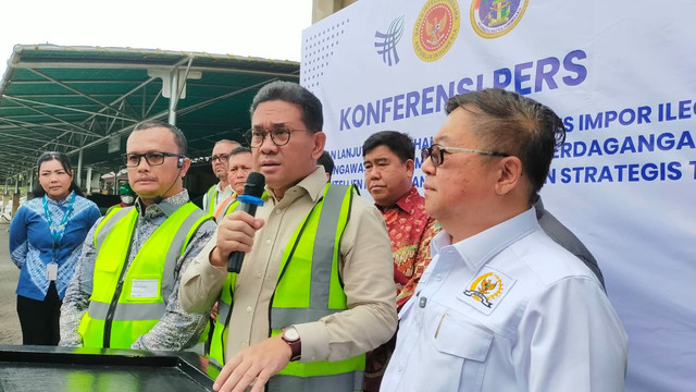 Menteri Perdagangan Budi Santoso (tengah) menghadiri agenda pemusnahan balpres pakaian bekas di Bogor, Jumat (14/11/2025).  Foto: Nur Pangesti/kumparan