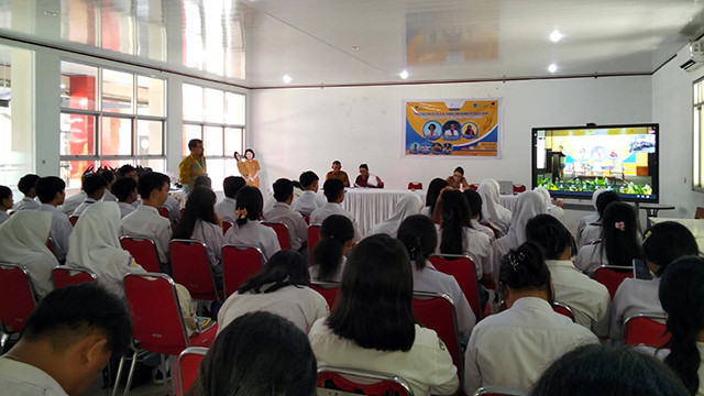 Kegiatan edukasi tentang pengenalan dini kanker yang digelar Yayasan Kasih Anak Kanker Indonesia (YKAKI) Kota Manado di SMK Negeri 3 Manado.