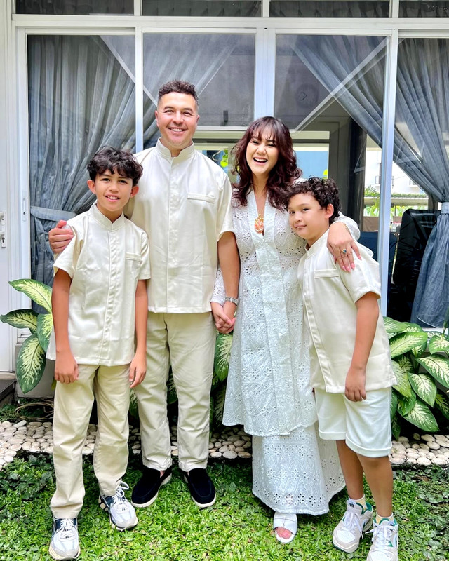 Potret pembalap, Rifat Sungkar dan keluarganya. Foto: Instagram/ @rifato