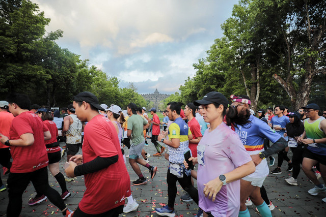 Peserta Shake Out Run berlari di kawasan Candi Borobudur, Jumat (14/11). Foto: Dok. InJourney