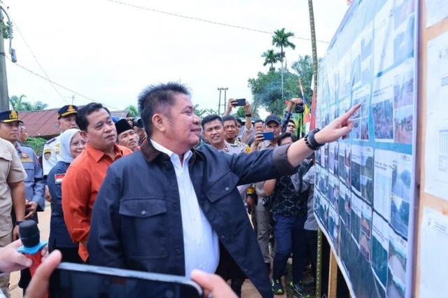 Gubernur Sumsel Herman Deru disela groundbreaking pembangunan Duplikat Jembatan Tanah Kering (jembatan baru) serta peningkatan Jalan Poros Pulau Rimau–Selat Penuguan, Kamis (23/10/2025) siang. Foto : Dok Humas Pemprov Sumsel