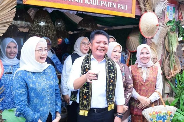 Gubernur Sumsel Herman Deru secara resmi membuka Festival Rempah Sumsel 2025 yang digelar di halaman Palembang Trade Center (PTC) Mal, Jumat (24/10/2025).