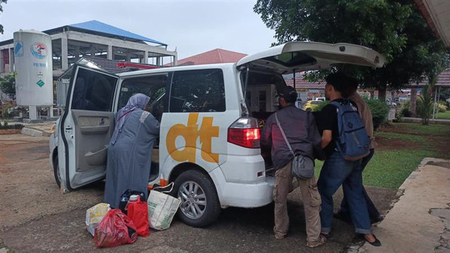 Ambulans DT Peduli Bogor sedang dalam pengantaran jenazah dari RS Hasan Toto menuju rumah duka (Sumber : DT Peduli)