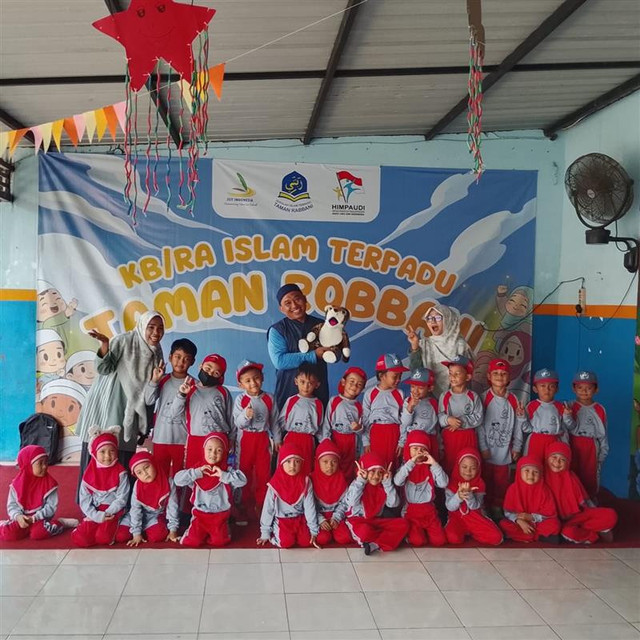 Berkisah tentang Meneladani Aklah Rasulullah bersama Kak Aris dan Boneka si Mantul di TK Robbani (Sumber : DT Peduli)