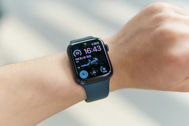 Ilustrasi cara menghemat baterai smartwatch. Foto: Unsplash