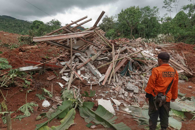 Petugas melintas di dekat rumah warga yang terdampak bencana tanah longsor di Desa Cibeunying, Majenang, Cilacap, Jawa Tengah, Jumat (14/11/2025).  Foto: Idhad Zakaria/ANTARA FOTO