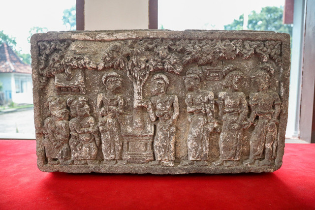 Relief yang diyakini sebagai bagian dari sepenggal fragmen cerita panji Semirang. Salah satu bukti sejarah yang saat ini tersimpan di Museum Airlangga Kediri. Foto: Dok. Disbudparpora Kota Kediri.