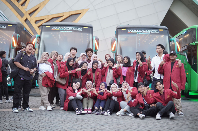 Foto Bersama Sebelum Keberangkatan (Sumber : Dok. Tim Tour & Travel)