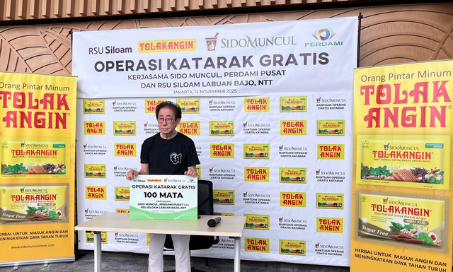 Penyerahan bantuan untuk operasi katarak gratis di RSU Siloam Labuan Bajo oleh Direktur Sido Muncul, Irwan Hidayat. Foto: Nada Meita / kumparan