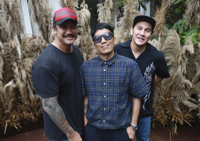 Sejumlah artis Vino G Bastian, Tora Sudiro, Desta Mahendra saat konferensi pers film Warkop DKI di Duren Tiga, Jakarta, Jumat, (14/11/2025). Foto: Agus Apriyanto