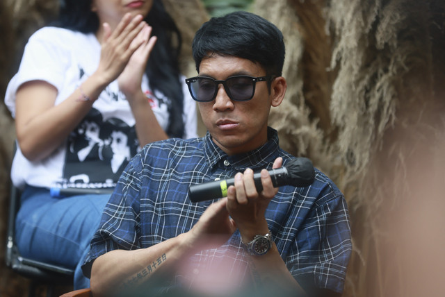 Artis Desta Mahendra saat konferensi pers film Warkop DKI di Duren Tiga, Jakarta, Jumat, (14/11/2025). Foto: Agus Apriyanto