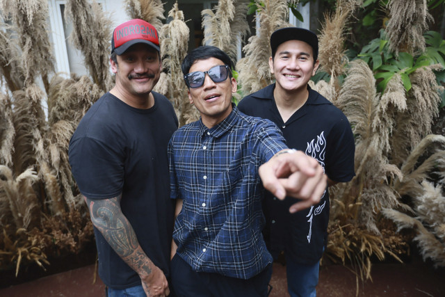 Sejumlah artis Vino G Bastian, Tora Sudiro, Desta Mahendra saat konferensi pers film Warkop DKI di Duren Tiga, Jakarta, Jumat, (14/11/2025). Foto: Agus Apriyanto