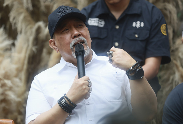 Sejumlah artis Indro Warkop saat konferensi pers film Warkop DKI di Duren Tiga, Jakarta, Jumat, (14/11/2025). Foto: Agus Apriyanto