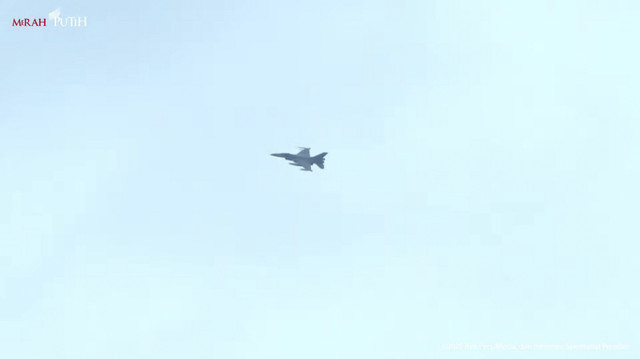 Pesawat jet tempur F-16 terbang saat mengawal kedatangan Raja Jordania Abdullah II ibn Al Hussein di langit Jakarta, Jumat (14/11/2025). Foto: Youtube/Sekretariat Presiden
