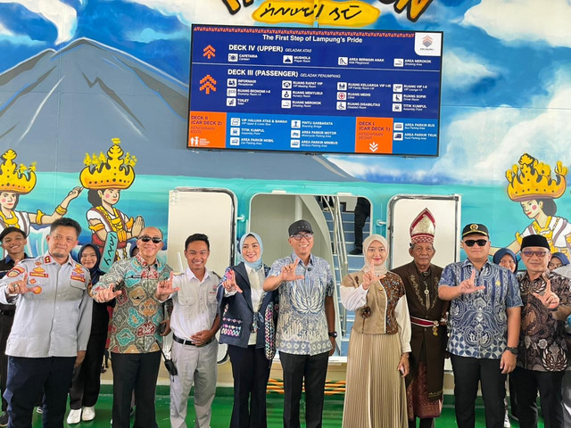Gubernur Lampung, Rahmat Mirzani Djausal saat melaksanakan prosesi adat Hitar Lawok dalam peresmian Kapal Dalom 1 milik Pemprov Lampung | Foto : Eka Febriani/ Lampung Geh