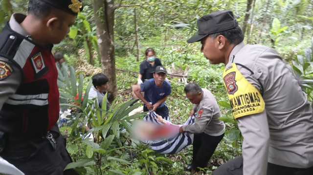 Petugas mengevakuasi turia asal china yang tewas dalam lakantas di Bali. Foto: Dok. Polres Buleleng