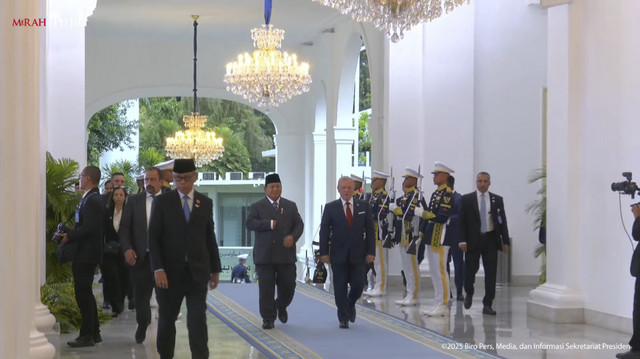 Presiden RI Prabowo Subianto bersama berjalan bersama Raja Jordania Abdullah II ibn Al Hussein saat tiba di Istana Merdeka, Jakarta, Jumat (14/11/2025). Foto: Youtube/Sekretariat Presiden