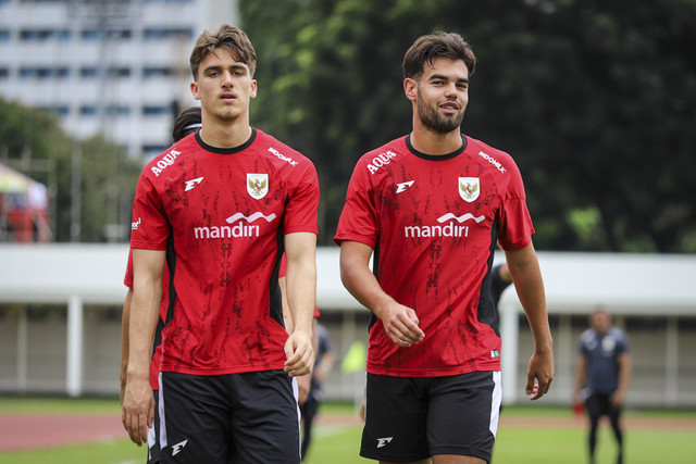 Pemain Timnas Indonesia U-22 Jens Raven dan Mauro Zijlstra bersiap melakukan pemanasan saat sesi latihan di Stadion Madya, Kompleks GBK, Senayan, Jakarta, Selasa (11/11/2025). Foto: Iqbal Firdaus/kumparan