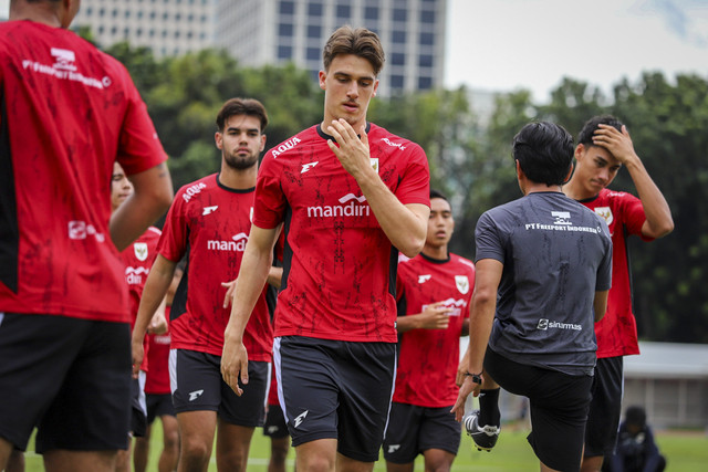 Pemain Timnas Indonesia U-22 Mauro Zijlstra melakukan pemanasan saat sesi latihan di Stadion Madya, Kompleks GBK, Senayan, Jakarta, Selasa (11/11/2025). Foto: Iqbal Firdaus/kumparan