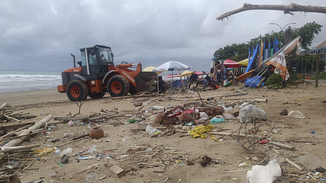 Suasana Pantai Kuta di musim hujan yang dipenuhi sampah dan jalur pedestarian rusak. Foto: Denita BR Matondang/kumparan
