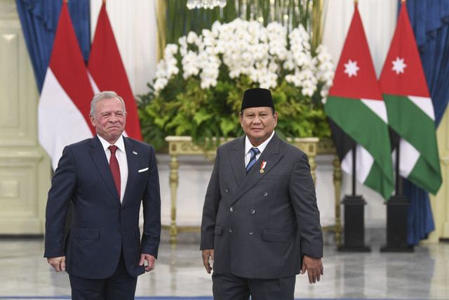 Presiden Prabowo Subianto (kanan) berbincang dengan Raja Kerajaan Yordania Hasyimiah Abdullah II Ibnu Al Hussein (kiri) saat kunjungan kenegaraan di Istana Merdeka, Jakarta, Jumat (14/11/2025). Foto: Galih Pradipta/ANTARA FOTO