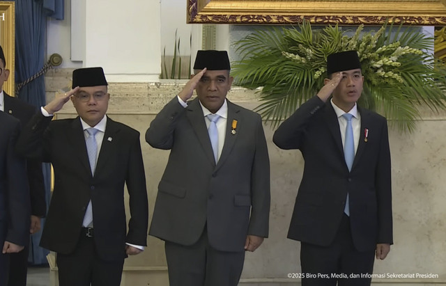 Wakil Presiden Gibran Rakabuming Raka bersama Ketua MPR RI Ahmad Muzani dan Wakil Ketua DPR RI Sufmi Dasco Ahmad saat upacara penganugerahan gelar Pahlawan Nasional Tahun 2025 di Istana Negara, Jakarta, Senin (10/11/2025). Foto: Youtube/Sekretariat Presiden
