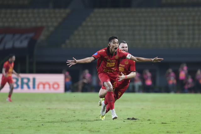 Pemain Persija Jakarta Rizky Ridho berselebrasi usai mencetak gol ke gawang Arema FC pada pertandingan BRI Liga 1 di Stadion Patriot Candrabhaga, Bekasi Jawa Barat, Minggu (9/3/2025). Foto: Dok. Persija