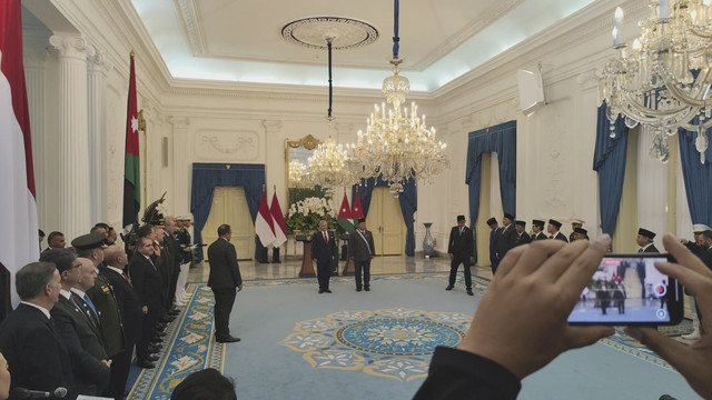 Presiden Prabowo Subianto diberikan gelar kehormatan oleh Raja Yordania, Raja Abdullah II di Kredensial Istana Merdeka, Jakarta, Jumat (14/11/2025). Foto: Luthfi Humam/kumparan