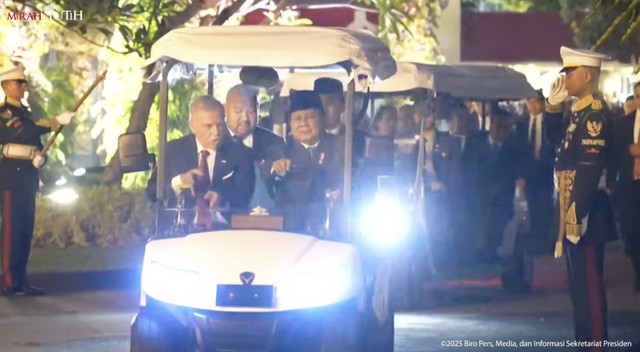 Presiden Prabowo Subianto dan Raja Kerajaan Yordania Hasyimiah Abdullah II Ibnu Al Hussein menaiki mobil buggy di Istana Merdeka, Jakarta, Jumat (14/11/2025). Foto: Youtube/Sekretariat Presiden