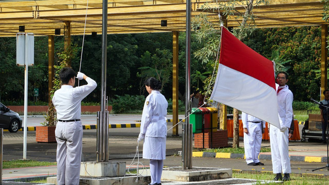 Petugas upacara mengibarkan bendera dalam peringatan Hari Pahlawan di Kampus BSD (Sumber: Unika Atma Jaya)